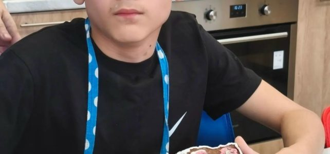 Сладкий сюрприз для самых любимых: в «Надежде» испекли открытки для бабушек и дедушек